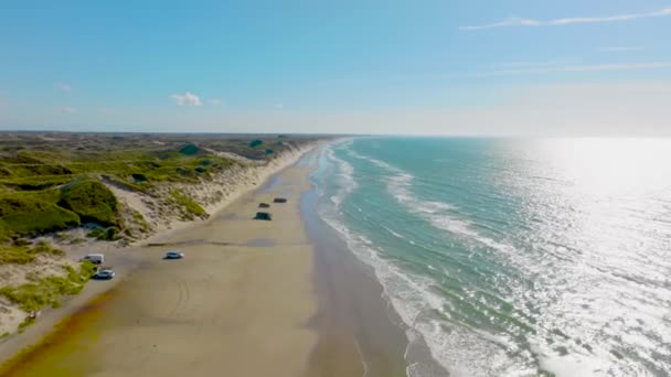 Golven Van Noordzee Wassen Het Strand Zon Schijnt Een Lentedag — Stockvideo