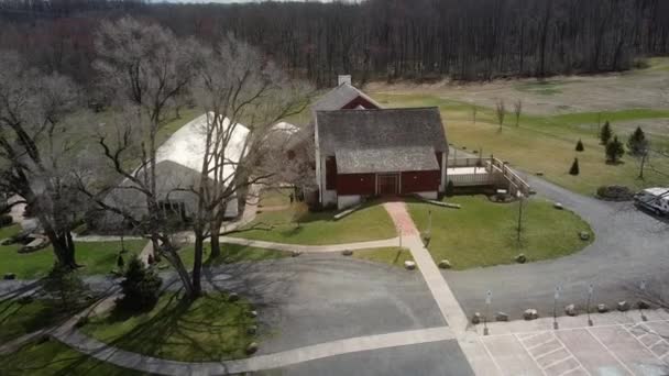 Drone Skott Närmar Sig Långsamt Liten Herrgård Den Vackra Landsbygden — Stockvideo