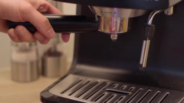 将新鲜磨碎的咖啡豆放入到机器中 — 图库视频影像