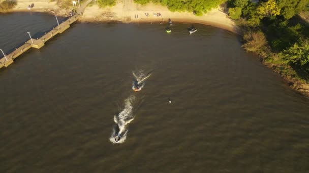 Drohnenaufnahme Von Jet Ski Der Aufblasbare Schlepptau Auf Dem Wasser — Stockvideo