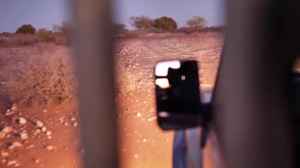 Медленное Движение Автомобиля Сафари Проезжающего Через Каменную Пустыню — стоковое видео