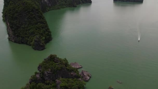 Dron Inclina Hacia Arriba Bahía Phang Nga Barco Manchado Tailandia — Vídeos de Stock