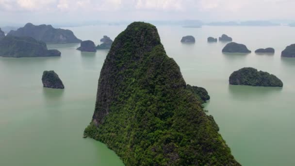 Drone Gira Alrededor Montaña Bahía Phang Nga Tailandia — Vídeo de stock