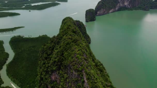 Drone Buceando Hacia Montaña Bahía Phang Nga Barcos Vistos Tailandia — Vídeos de Stock