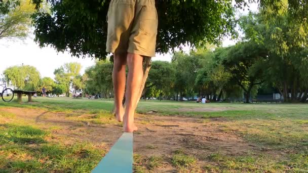 屋外公園のスラックラインでバランスをとる男の足 60Fps — ストック動画