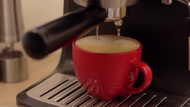 Tasse Kaffee Gefüllt Lange Espresso Mit Maschine Hause — Stockvideo