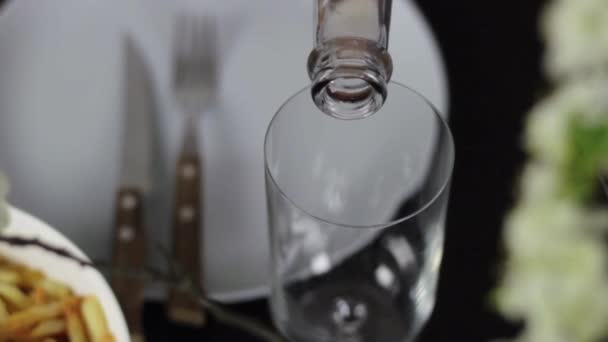 Verser Champagne Vin Pétillant Dans Verre Assiette Sur Fond Gros — Video