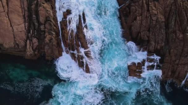 Topdown Van Aquagolven Die Rotsen Breken Bij Kanaalrotsen West Australië — Stockvideo