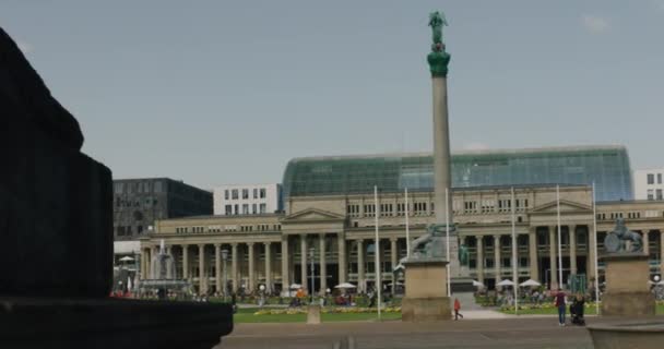 Öğlen Stuttgart Meydanı Nda Yürüyen Kalabalığın Heykel Manzarasının Ardında Almanya — Stok video