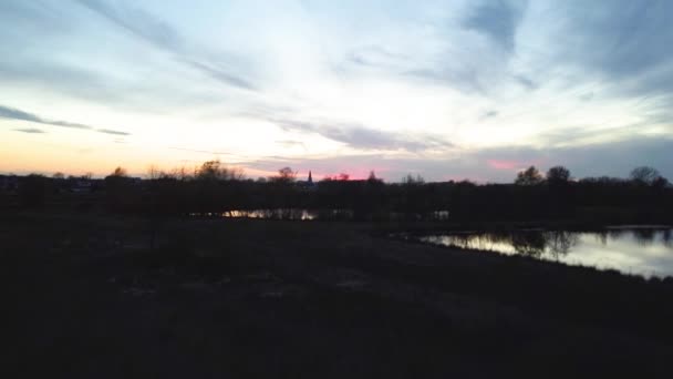 Steigende Luftaufnahme Zeigt Stadt Bei Sonnenuntergang Belgien — Stockvideo