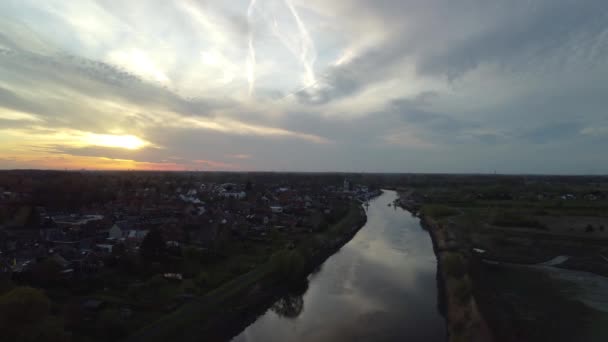 Wschodzący Widok Powietrza Zachód Słońca Nad Miastem Nad Brzegiem Rzeki — Wideo stockowe