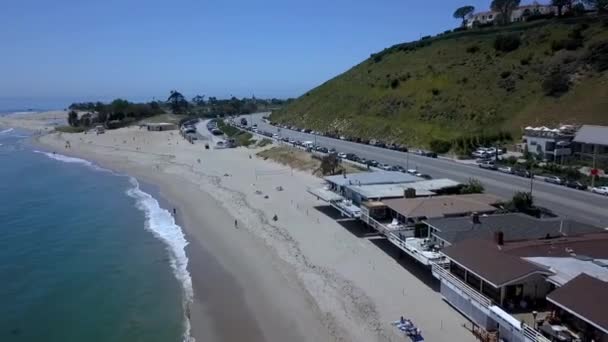 Пляжные Домики Людей Идущих Деревянному Пирсу Stunning Aerial View Flight — стоковое видео