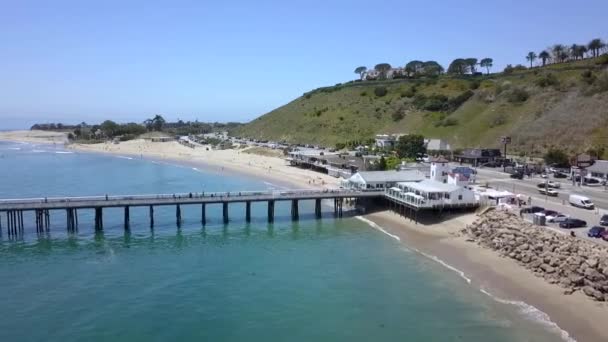 Komende Van Zee Naar Malibu Pier Met Wat Mensen Erop — Stockvideo