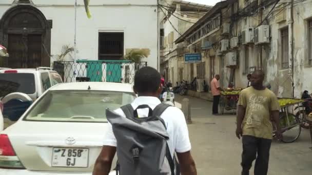 Uomo Nero Con Zaino Piedi Stone Town Zanzibar Tracking Shot — Video Stock