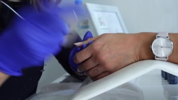 指甲美容师用指甲文件塑造指甲 — 图库视频影像