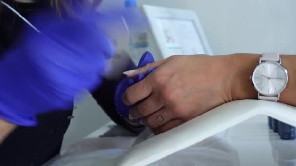 Manicurista Forma Uñas Con Archivo Uñas — Vídeo de stock