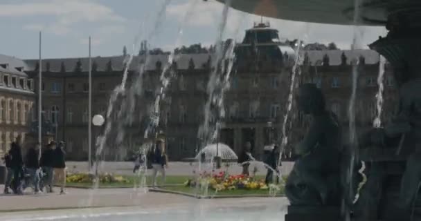 Grupo Pessoas Caminhando Atrás Uma Estátua Fonte Água Perto Centro — Vídeo de Stock