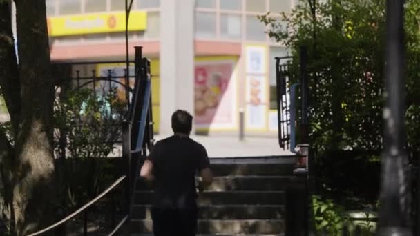 스웨덴의 공원의 출구를 달려가는 코카서스 뒷모습 손으로 — 비디오