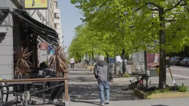 Norrkoping Şehrindeki Aşı Merkezi Yürüyen Insanlar Sveç — Stok video