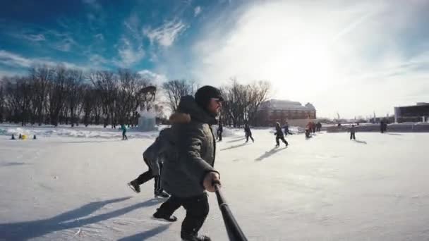 Hombre Feliz Filmando Patinaje Sobre Hielo Hermoso Día Invierno Frente — Vídeos de Stock