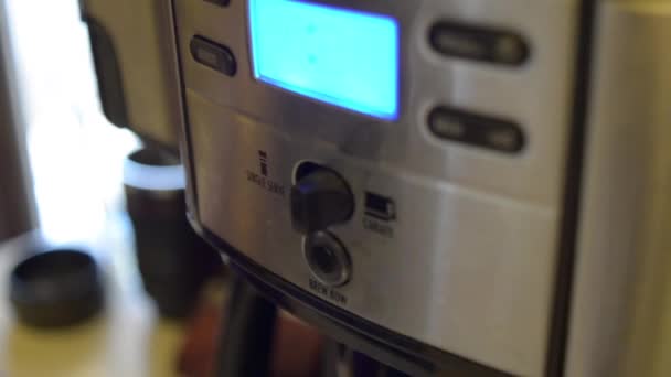Een Man Die Morgens Koffie Zet Zichzelf Keuken Gebraden Koffie — Stockvideo
