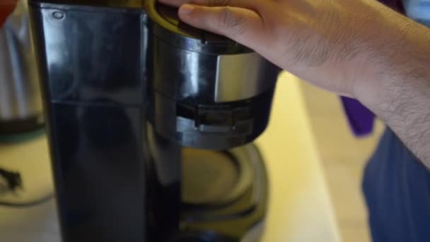 Een Man Die Morgens Koffie Zet Zichzelf Keuken Gebraden Koffie — Stockvideo