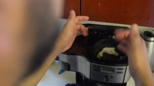 Sabahları Kahve Yapan Bir Adam Mutfakta Kendisi Gibi Davranır Sabah — Stok video