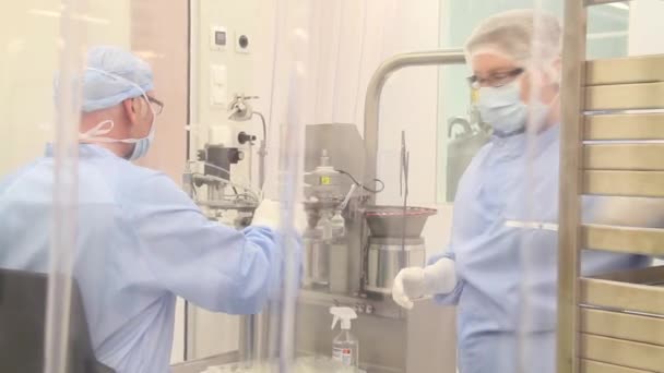 Pharmacists Clean Room Filling Loading Medicine Vials — Vídeo de Stock
