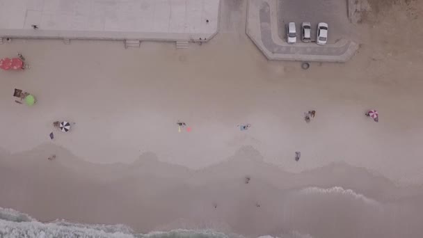 在里约热内卢州美丽的海滩上 用无人驾驶飞机拍摄的空中电影图像 鸟瞰全景 大海清澈蔚蓝 — 图库视频影像