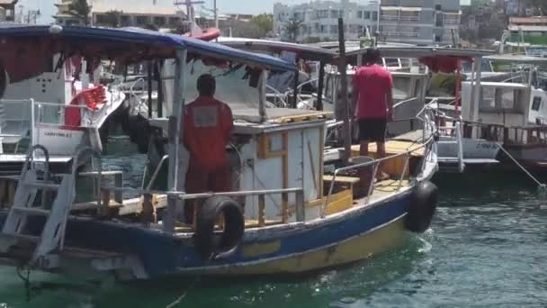 Kleine Boot Manoeuvreren Naar Jachthaven — Stockvideo