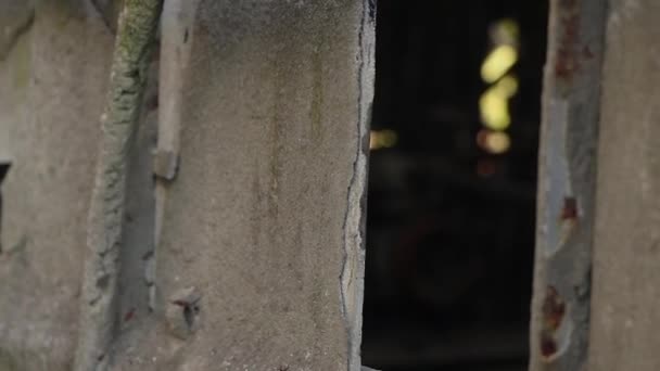 Egy Lassú Serpenyő Néz Egy Elhagyatott Tárolószekrény Törött Piszkos Ablakán — Stock videók