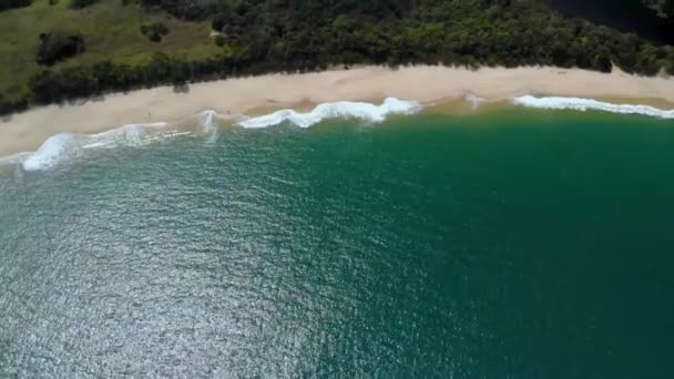 Dron Volando Playa Tranquila Con Lago Negro Cerca — Vídeos de Stock