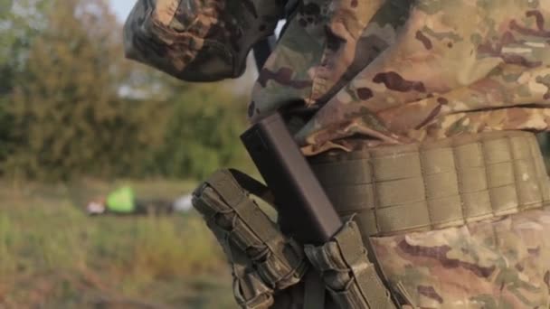 士兵腰带杂志重新装填军队 — 图库视频影像
