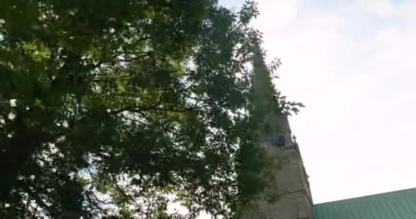 Вдохновляющий Снимок Камеры Движущейся Прямо Открытию Солнца Сияющего Церковной Башней — стоковое видео