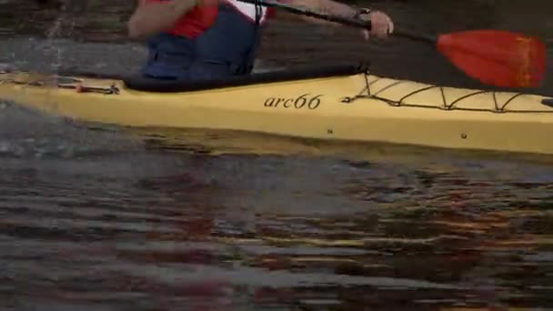 Homme Fait Kayak Sur Rivière Kalix Près Kebnekaise Haute Montagne — Video