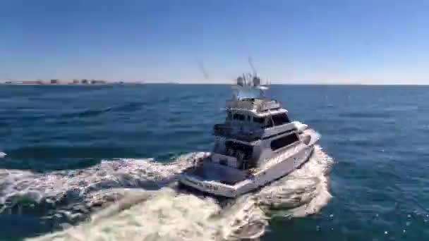 Drone Video Aéreo Yates Barcos Pesqueros Frente Costa Del Golfo — Vídeos de Stock