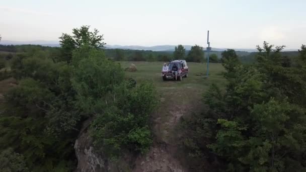 Drone Des Gens Assis Sur Une Falaise Avec Une Jeep — Video