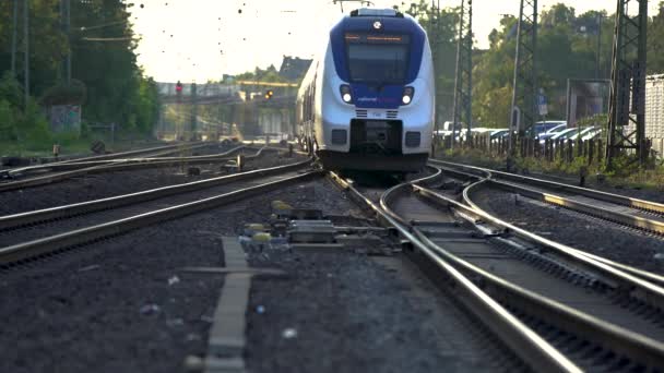 Τρένο Έρχεται Πιο Κοντά Στον Κεντρικό Σταθμό Της Βόννης Γερμανία — Αρχείο Βίντεο