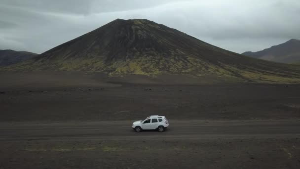 驾驶沃尔坎在冰岛的Dacia Duster 熔岩形成的美丽风景 — 图库视频影像