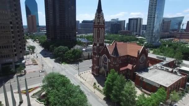 Corkscrew Orbit Aerial Drone Shot Church Steeple Downtown Dallas Texas — Vídeos de Stock