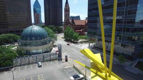 Rising Aerial Drone Shot Modern Art Piece Downtown Dallas Texas — ストック動画