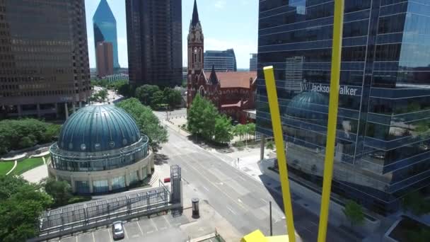 Descending Aerial Drone Shot Modern Art Piece Downtown Dallas Texas — Vídeo de stock