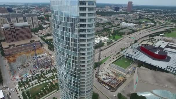 Setengah Orbit Drone Ditembak Dari Menara Azure Pusat Kota Dallas — Stok Video