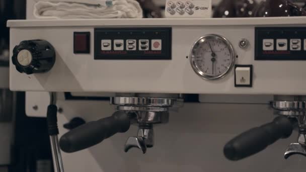 Ein Licht Blinkt Einer Hochwertigen Espressomaschine Einem Restaurant — Stockvideo