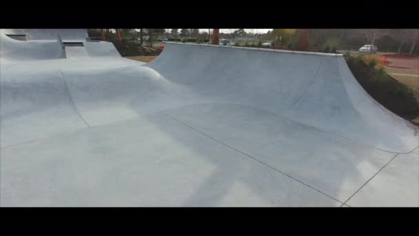 Drone Shot Moving Concrete Skate Park Easy Slopes Transitions Made — Vídeo de stock
