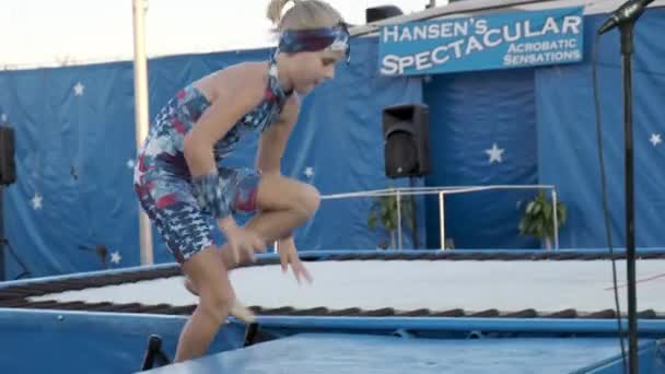 Acrobatiek Een Trampoline Buiten Show — Stockvideo