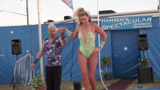 Mujer Acrobatic High Swing — Vídeo de stock