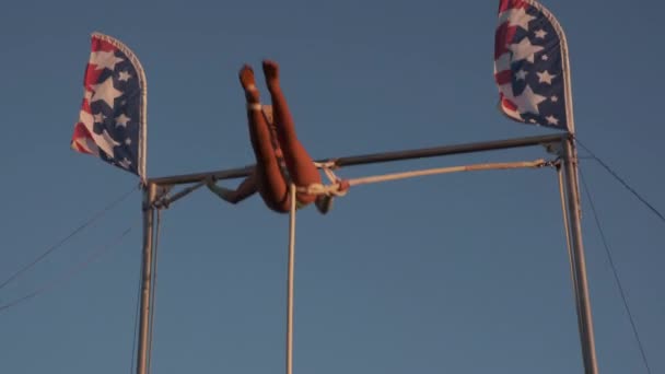 Femei Acrobatice Leagăn Înalt — Videoclip de stoc