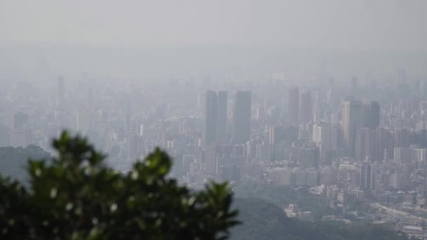 Panning Tiro Desde Arriba Taipei Mucha Contaminación Neblina — Vídeos de Stock