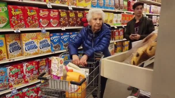 Donna Anziana Spingendo Carrello Della Spesa Negozio Alimentari Con Suo — Video Stock